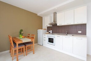 Fridge, stovetop, coffee/tea maker, cookware/dishes/utensils - Apartments Mauri (16295-A1) - Pula (Pula)