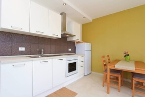 Wasserkocher mit Kaffee-/Teezubehör, Kühlschrank, Herdplatte