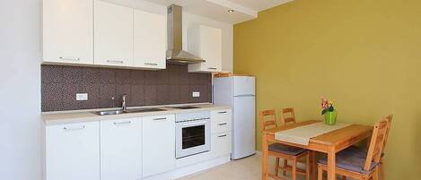 Geladeira, cooktop, cafeteira/chaleira