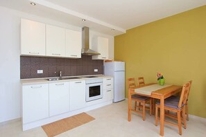 Wasserkocher mit Kaffee-/Teezubehör, Kühlschrank, Herdplatte