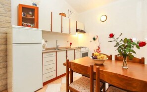 Refrigerador, parrilla de estufa y cafetera y tetera 