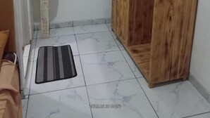 Ein kleines Badezimmer mit einem Holzschrank, einem Waschbecken und einem Spiegel.
