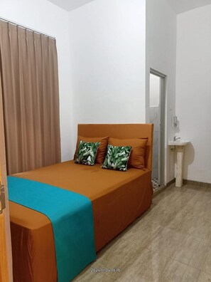 Standard Double Room - Fika Guest House (Banyuwangi)