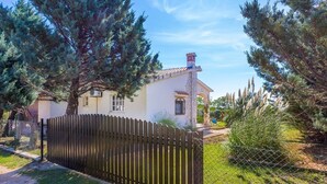 A house with a white exterior, a red-tiled roof, and a wooden fence in the foreground. - House Ondina (16469-K1) - Medulin (Medulin)