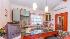 A compact kitchen with a built-in TV, a sink, and a dining area. - House Ondina (16469-K1) - Medulin (Medulin)