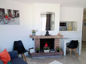 Een televisie en een open haard