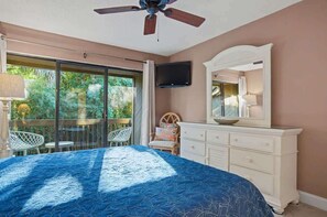 2 bedrooms, iron/ironing board, free WiFi, bed sheets - Private Courtyard, Walk to Beach & Pool (Hilton Head Island)