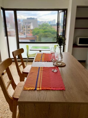 Dining - Large, comfortable, super zone- king bed (Medellín)