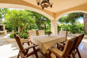 Outdoor dining - Apartment Jugovac (16588-A1) - Pula (Pula)