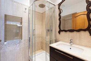 Apartment | Bathroom | Shower, rainfall showerhead, free toiletries, towels - Rental in Rome Vatican Museum Apartment (Rome)