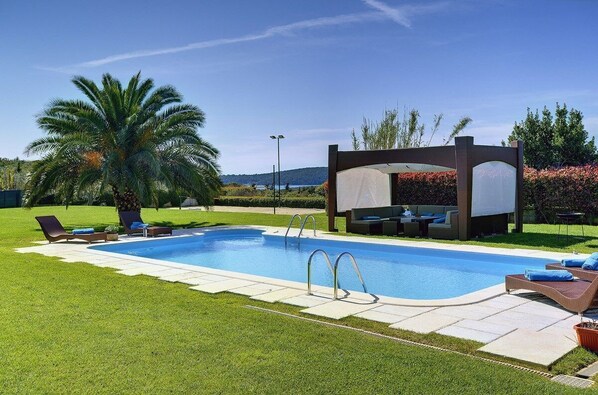 A swimming pool with lounge chairs and a covered seating area. - Villa Sunny Flowers (16659-K1) - Medulin (Medulin)