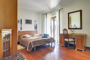 A bedroom with a bed, a desk, a chair, and a mirror. - Villa Sunny Flowers (16659-K1) - Medulin (Medulin)
