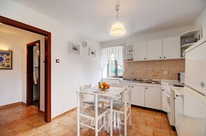 Fridge, microwave, stovetop, coffee/tea maker - House Murva (16776-K1) - Rakalj (Rakalj)