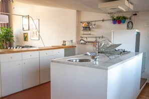 Frigorifero, microonde, forno, piano cottura