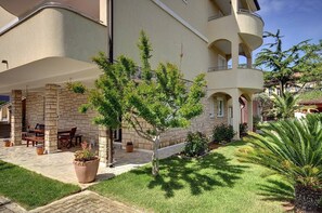 Outdoor dining - Apartments Delia (16841-A2) - Medulin (Medulin)