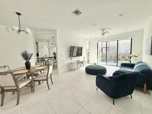 Smart TV - New Construction Home Centrally Located (Naples)