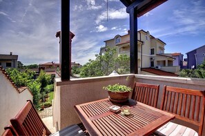 Outdoor dining - Apartments Delia (16841-A4) - Medulin (Medulin)