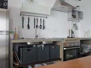 Refrigerador, microondas, horno y utensilios de cocina 