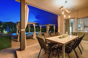 Outdoor dining - Villa Sky Dream (16844-K1) - Novigrad (Novigrad)