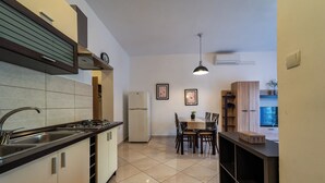Cafetera i tetera, frigorífic i microones 