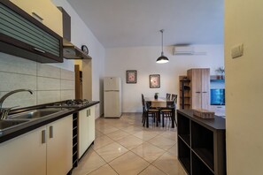 Fridge, microwave, coffee/tea maker, cookware/dishes/utensils - Apartments Susy (16851-A1) - Pula (Pula)