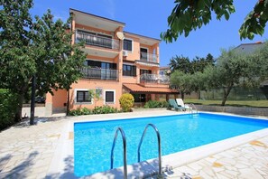 A two-story building with balconies, a swimming pool, and a garden area. - Apartments Susy (16851-A2) - Pula (Pula)