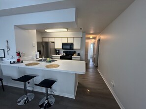 Private kitchen - Spacious Family Apartment Near Disney, Shopping & Restaurants (Kissimmee)
