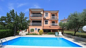 A multi-story building with a swimming pool in front. - Apartments Susy (16851-A3) - Pula (Pula)