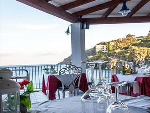 Outdoor dining - Gästezimmer 'FB-Zimmer am Meer 689' by Interhome (Eolie Lipari)