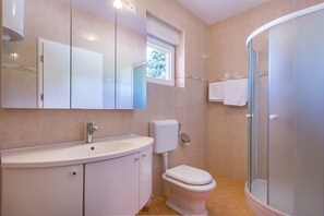 Shower, towels - Apartments Marich (16856-A1) - Medulin (Medulin)