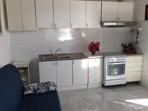Fridge, microwave, oven, cookware/dishes/utensils - Wohnung C by Interhome (Eolie Lipari)