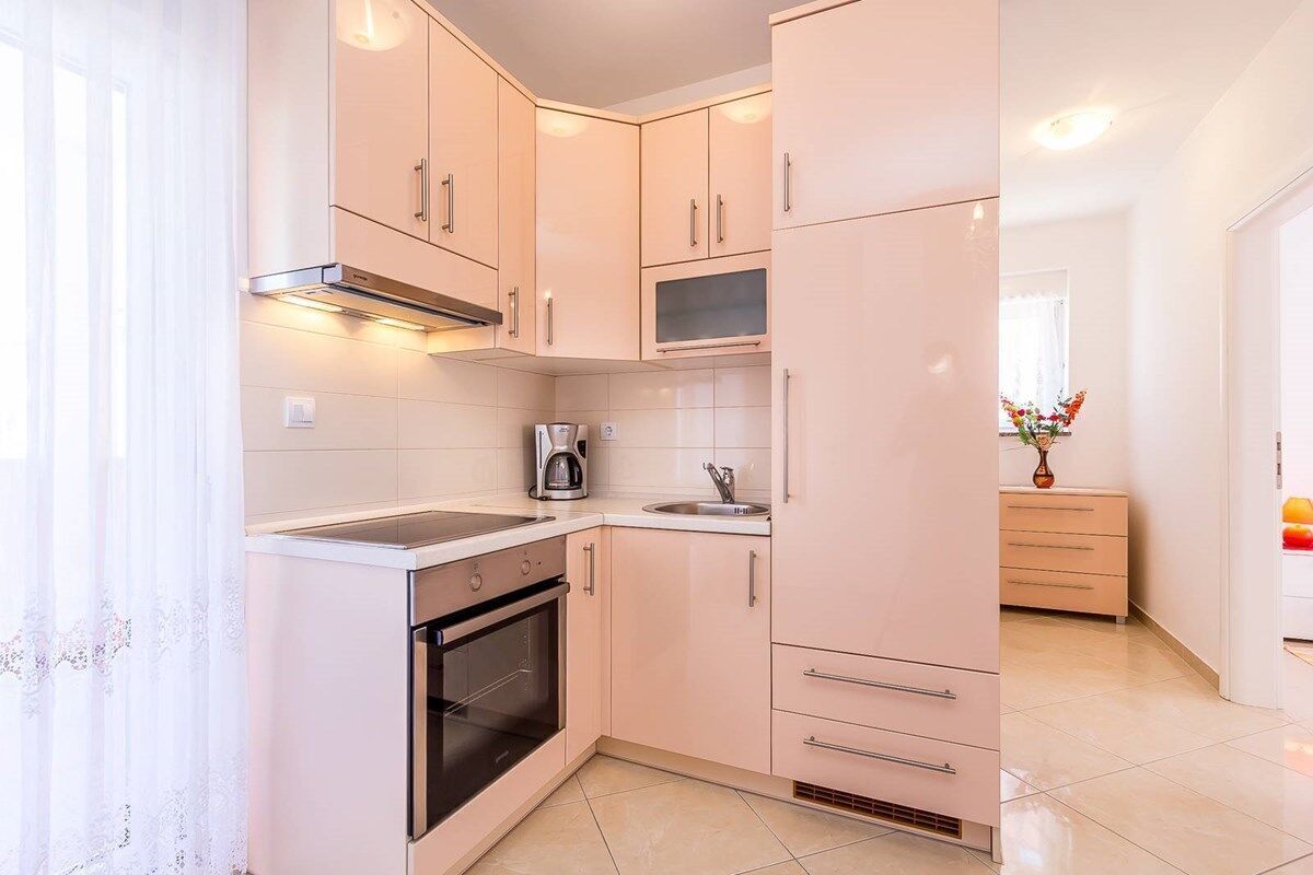 Refrigerador, parrilla de estufa y cafetera y tetera 