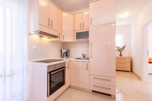 Fridge, stovetop, coffee/tea maker, cookware/dishes/utensils - Apartments Marich (16856-A2) - Medulin (Medulin)