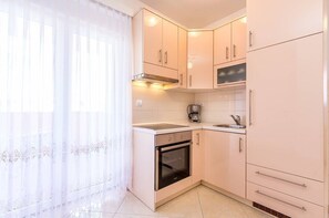 Fridge, stovetop, coffee/tea maker, cookware/dishes/utensils - Apartments Marich (16856-A3) - Medulin (Medulin)