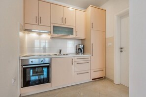 Fridge, stovetop, coffee/tea maker, cookware/dishes/utensils - Apartments Marich (16856-A4) - Medulin (Medulin)
