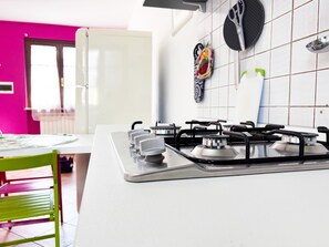 Frigorífico, horno, placa de cocina y lavavajillas