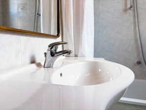 Shower, hair dryer, bidet, towels - Apartment with private parking just a 10-minute walk from the historic center (Lucca)