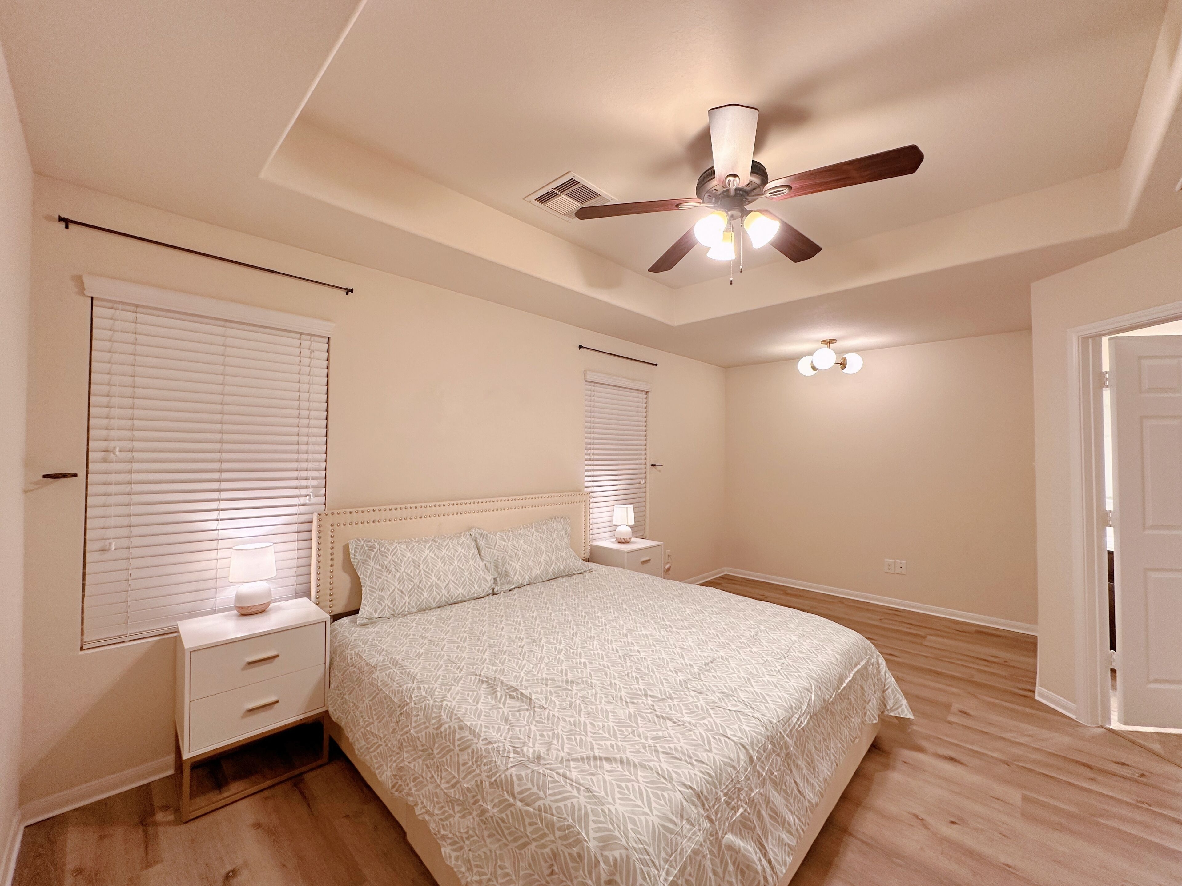 Tabla de planchar con plancha, wifi gratis y ropa de cama 