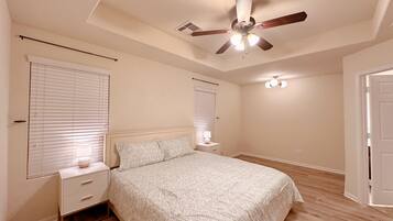 Tabla de planchar con plancha, wifi gratis y ropa de cama