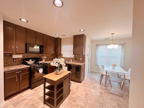 Clean & Calm 3BR Home Near Houston Premium Outlets