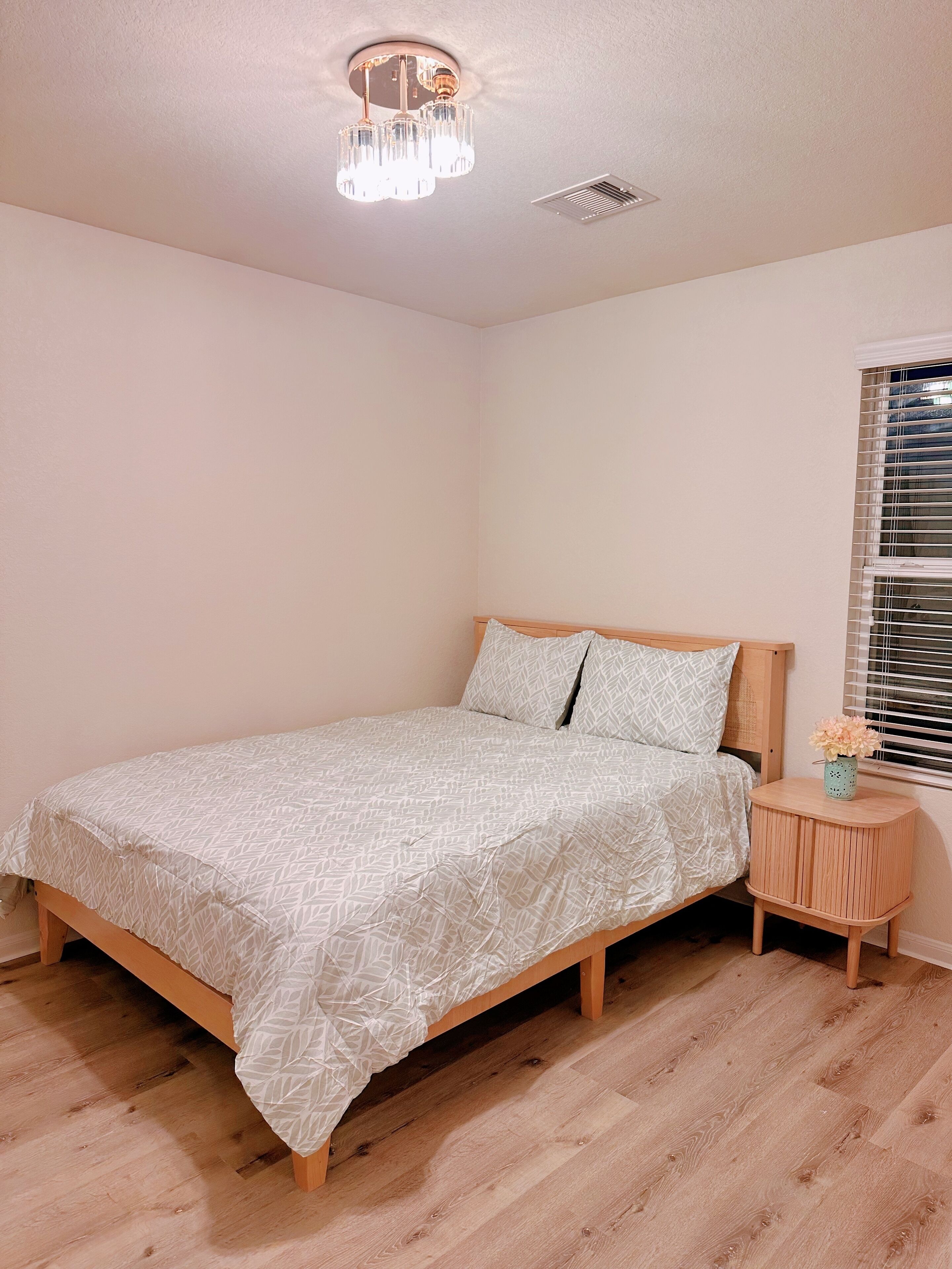 Een strijkplank/strijkijzer, gratis wifi, beddengoed