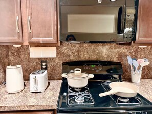 Refrigerador, microondas, horno y parrilla de estufa 