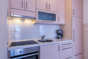 Fridge, stovetop, coffee/tea maker, cookware/dishes/utensils - Apartments Marich (16856-A5) - Medulin (Medulin)