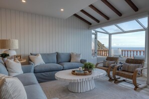 TV - H163: Beautifully Remodeled 2bd Villa w/ Views (Avalon)