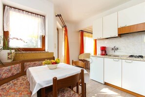 Wasserkocher mit Kaffee-/Teezubehör, Kühlschrank, Herdplatte