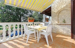 Outdoor dining - Apartments Lili (16871-A4) - Medulin (Medulin)