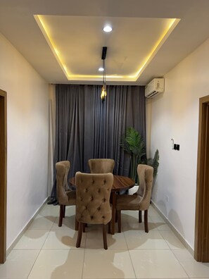 Dining - 3 Bedroom En-Suite, Wi-Fi, Secured, 24/7 Power (Lekki)