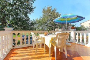Outdoor dining - Apartments Lili (16871-A5) - Medulin (Medulin)
