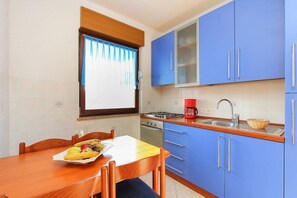 Fridge, stovetop, coffee/tea maker, cookware/dishes/utensils - Apartment Lili 7 (16872-A1) - Medulin (Medulin)