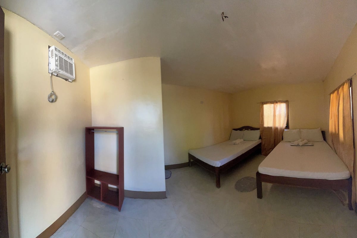 Quarto quádruplo básico, sacada, vista para a praia | Escrivaninha, espaço de trabalho para notebook, Wi-Fi de cortesia